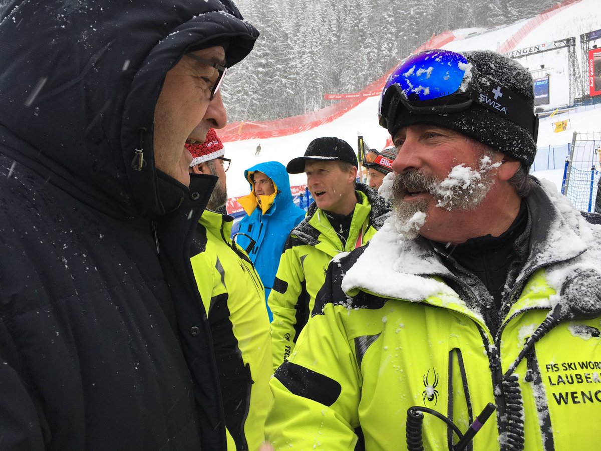 UrsWiedmer's tweet photo. Bundesrat Guy Parmelin bedankt sich für die beeindruckende Arbeit der #Armee am #Lauberhorn in #Wengen. @vbs_ddps @swissskiteam https://t.co/09nj2g5alh