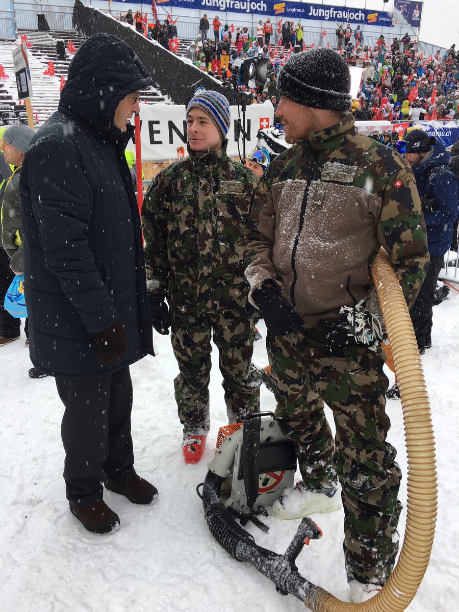 UrsWiedmer's tweet photo. Bundesrat Guy Parmelin bedankt sich für die beeindruckende Arbeit der #Armee am #Lauberhorn in #Wengen. @vbs_ddps @swissskiteam https://t.co/09nj2g5alh