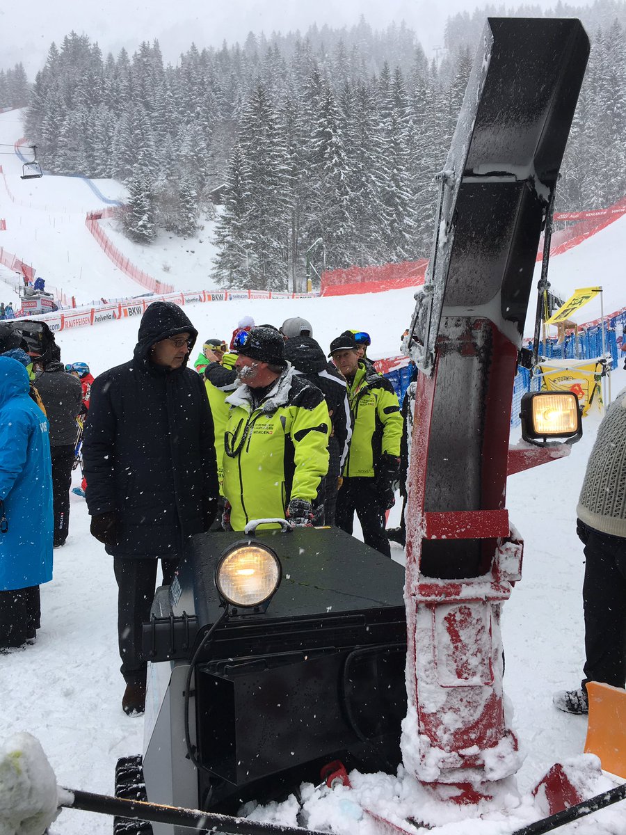 UrsWiedmer's tweet photo. Bundesrat Guy Parmelin bedankt sich für die beeindruckende Arbeit der #Armee am #Lauberhorn in #Wengen. @vbs_ddps @swissskiteam https://t.co/09nj2g5alh