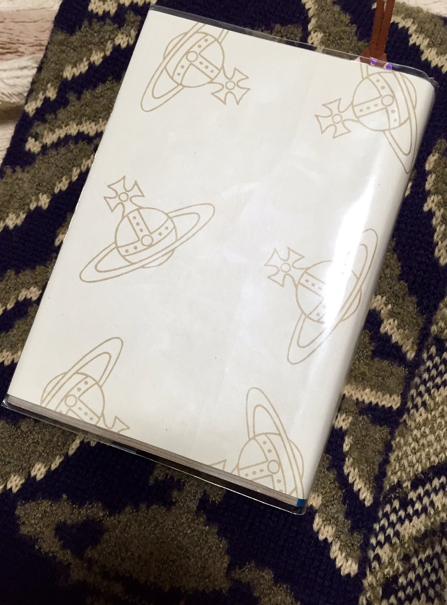 架凌 好きなブランドの商品を包んでくれる紙 100均透明ブックカバーでオリジナルブックカバー ﾟ ﾟ 以前作ったマスキングテープ 包装紙 100均透明ブックカバーのと気分で使い分けるー笑 T Co 1zfwstnjre Twitter