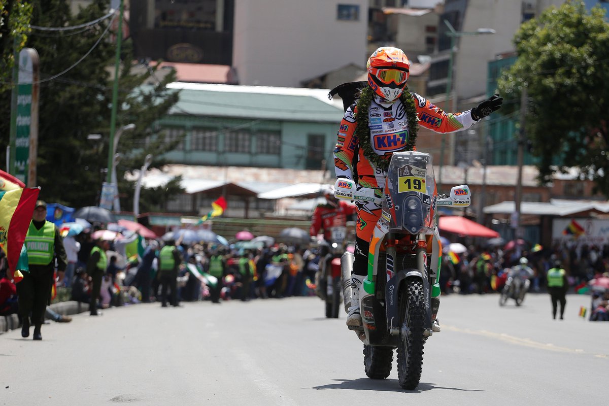 KH7_Sport's tweet photo. 7 Dakars disputados, 7 Dakars finalizados.
¡@LaiaSanz_ es la única mujer en conseguirlo! 
P16, P15, P9 y P16 los últimos 4 años👏🏼
#Dakar2017 https://t.co/lOEklxuNZv
