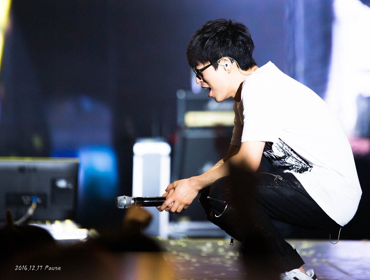 얼굴에서 무슨 풀꽃 같은 게 연달아 피어나는 것처럼 눈웃음을 짓는 그의 얼굴을 너는 멍하게 바라보았다.

-소년이 온다, 한강

( 사진출처 <a href="/alwaysstoping/">Pause</a> #국카스텐 #하현우 )