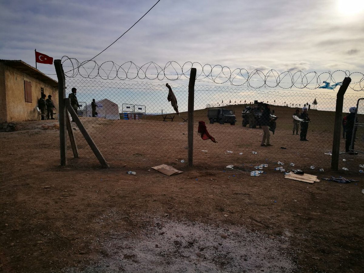 Sınırı geçen Türkiye'me giriş yapan mazlum ve yetim kalmış çocukların giriş sahnesi