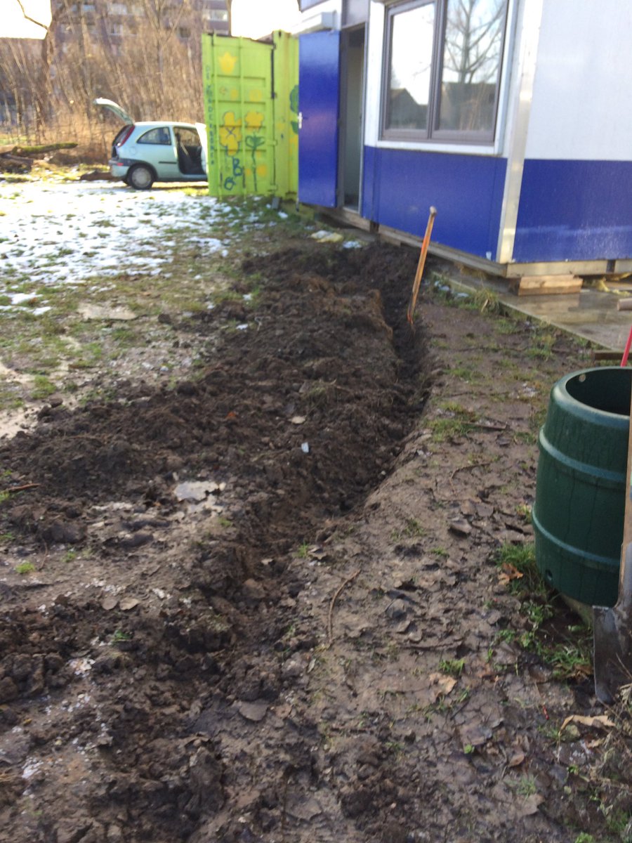 Aanleg van de sleuf voor water en electriciteit.