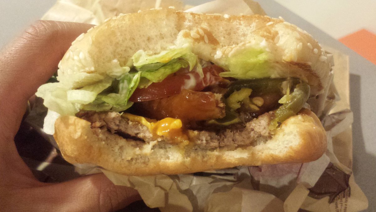 ogata_gusha's tweet photo. Propaganda x realidade. #somostodosotarios #burgerking #propagandaenganosa #decepcao https://t.co/OiPsiuxYTl