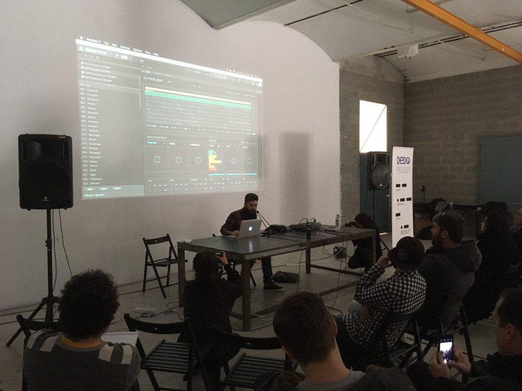 DeDOBarcelona's tweet photo. Antonio Blanca de @twistedtools realizando el workshop de Ultraloop #Tupper_3 https://t.co/tcluVVVqqn