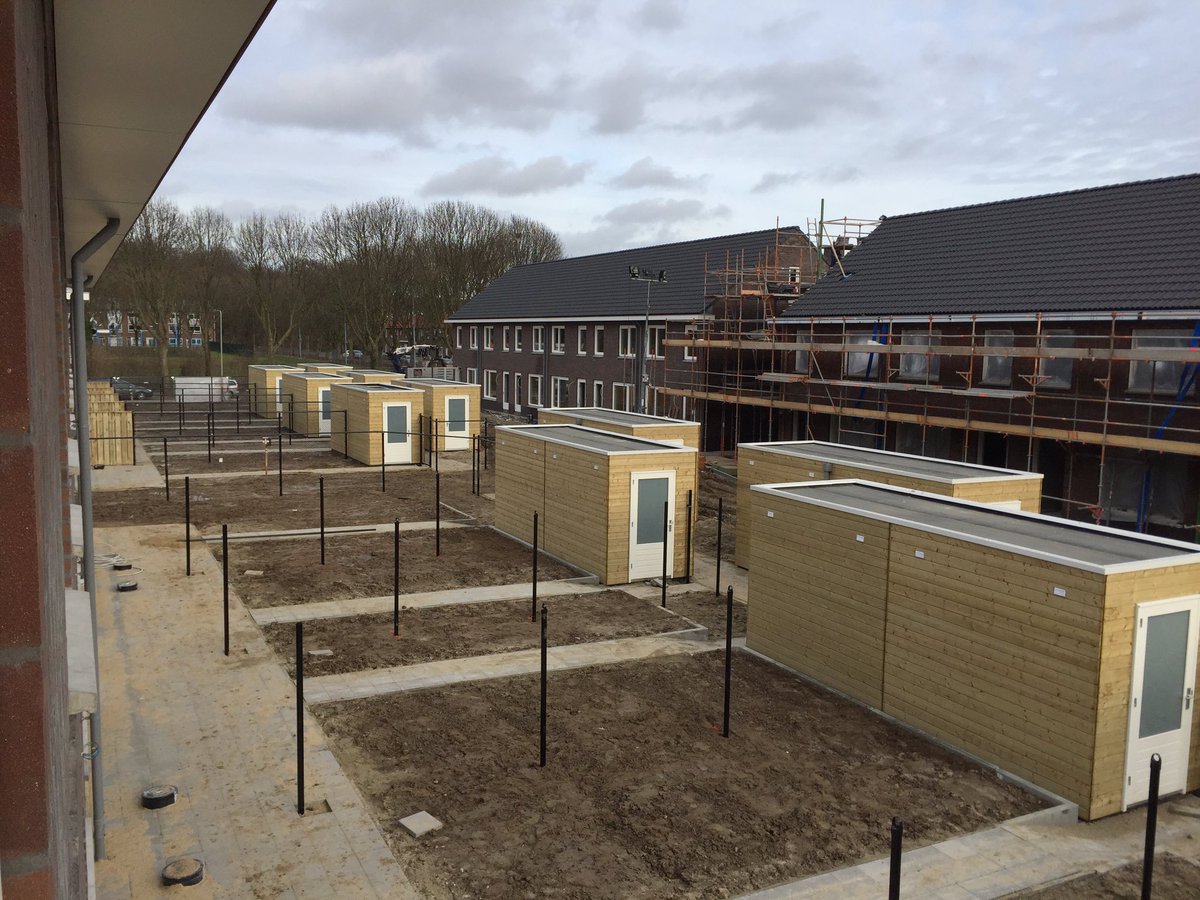 bastiaan171912's tweet photo. Laatste fase van de 50 PlusWoningen bijna klaar voor aflevering aan @ZOWonen van @JongenBouw te Molenbeek Sittard. #ssb #nvf https://t.co/5t79aTqmdd