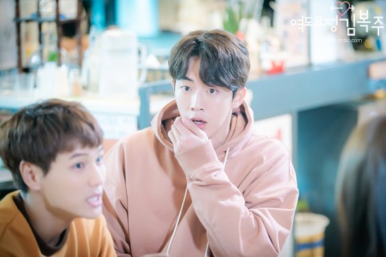NamjoohyukTH's tweet photo. [PIC] นัมจูฮยอก กับภาพเบื้องหลังการถ่ายทำ #WeightliftingFairyKimBokJoo 💕
ฉากนี้มีความคิดถึง I kill you 😂 ลงรูปวนไปค่ะ #NamJooHyuk #남주혁 https://t.co/VNii8UPB1s
