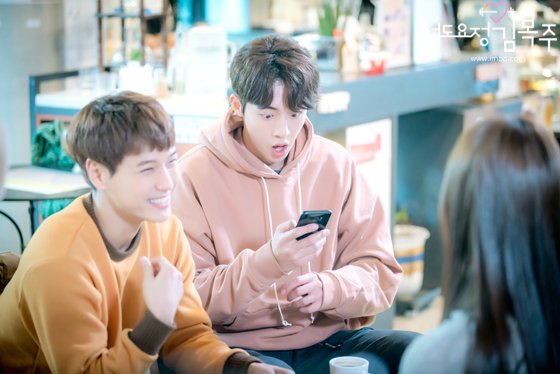 NamjoohyukTH's tweet photo. [PIC] นัมจูฮยอก กับภาพเบื้องหลังการถ่ายทำ #WeightliftingFairyKimBokJoo 💕
ฉากนี้มีความคิดถึง I kill you 😂 ลงรูปวนไปค่ะ #NamJooHyuk #남주혁 https://t.co/VNii8UPB1s