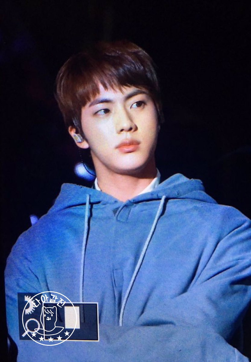 improving_Jin's tweet photo. 170114 Golden Disc Awards
@BTS_twt #Jin #석진 #방탄소년단 
최고의 아티스트! https://t.co/Wv8kNLQ9OI