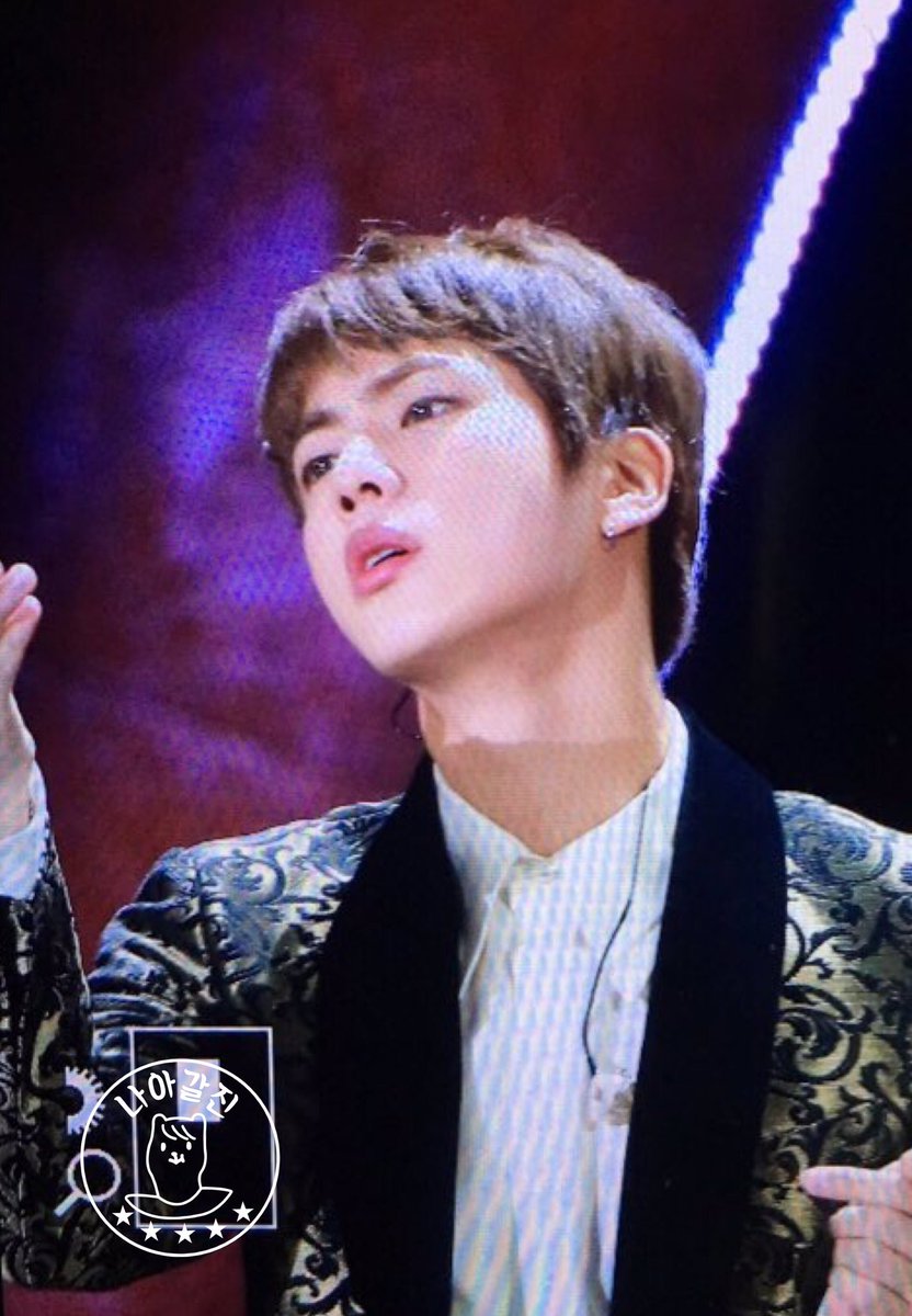 improving_Jin's tweet photo. 170114 Golden Disc Awards
@BTS_twt #Jin #석진 #방탄소년단 
최고의 아티스트! https://t.co/Wv8kNLQ9OI