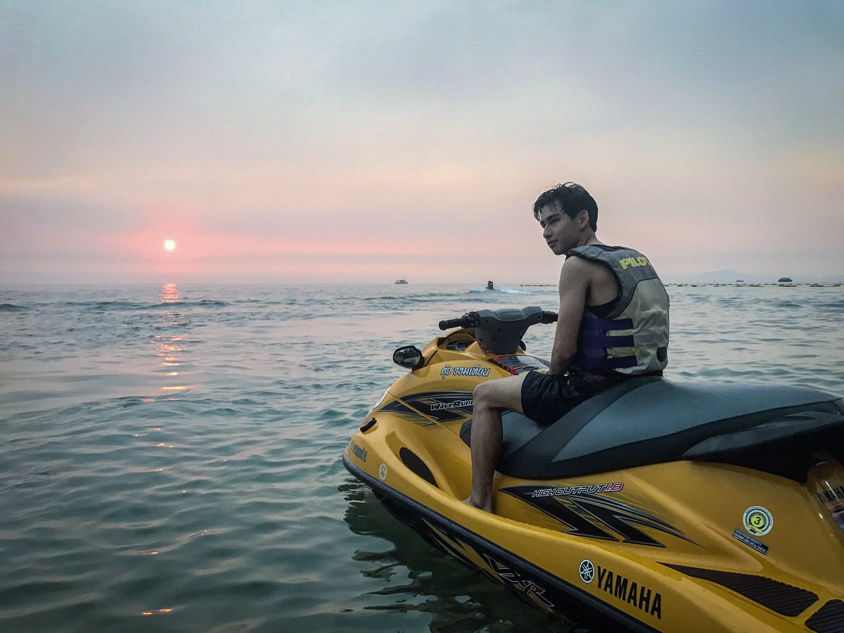 __PAT_PAT__'s tweet photo. เต้ย กับพระอาทิตย์ตกดินของเขา @ImerbSittiwat 🌅🏝 https://t.co/sTiJDUU8WS