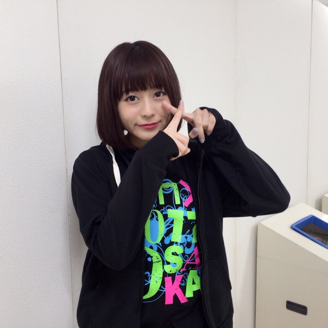 水瀬いのりinfo エンディングではキャストの皆様全員でボディペイント シール を付けてました 私は足 おおきに