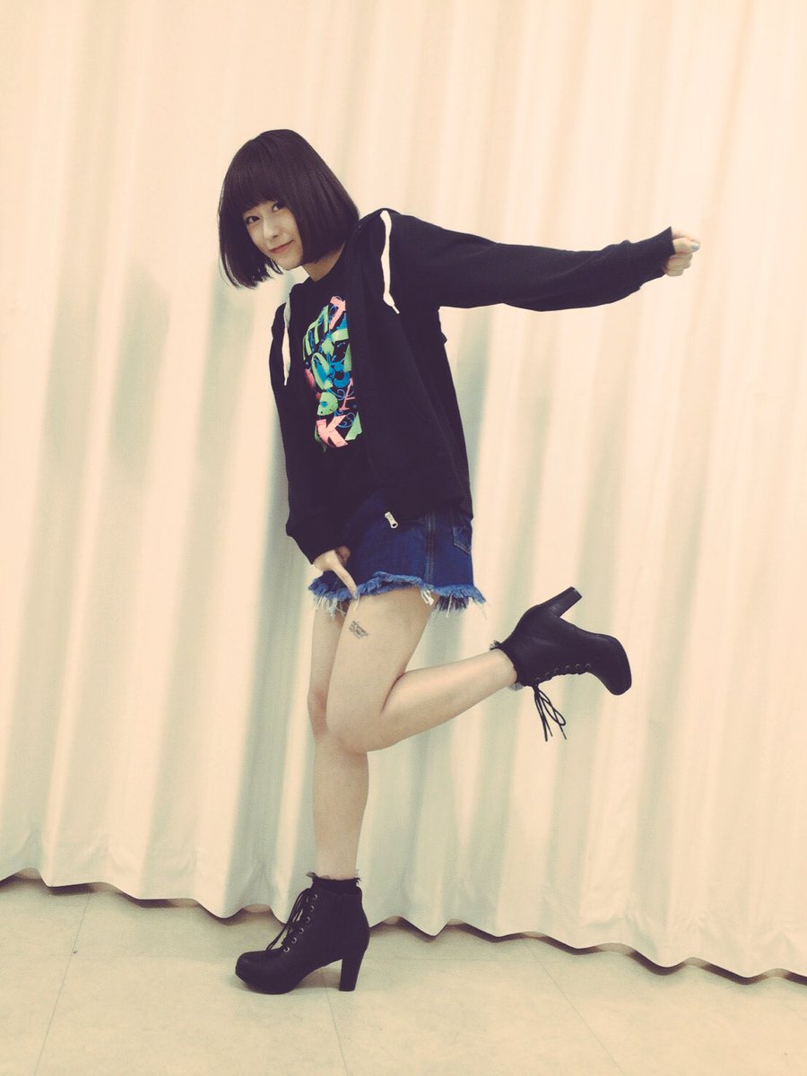 inoriminase's tweet photo. エンディングではキャストの皆様全員でボディペイント？シール？を付けてました！私は足。

おおきに！ https://t.co/Fbm4wS2tIB