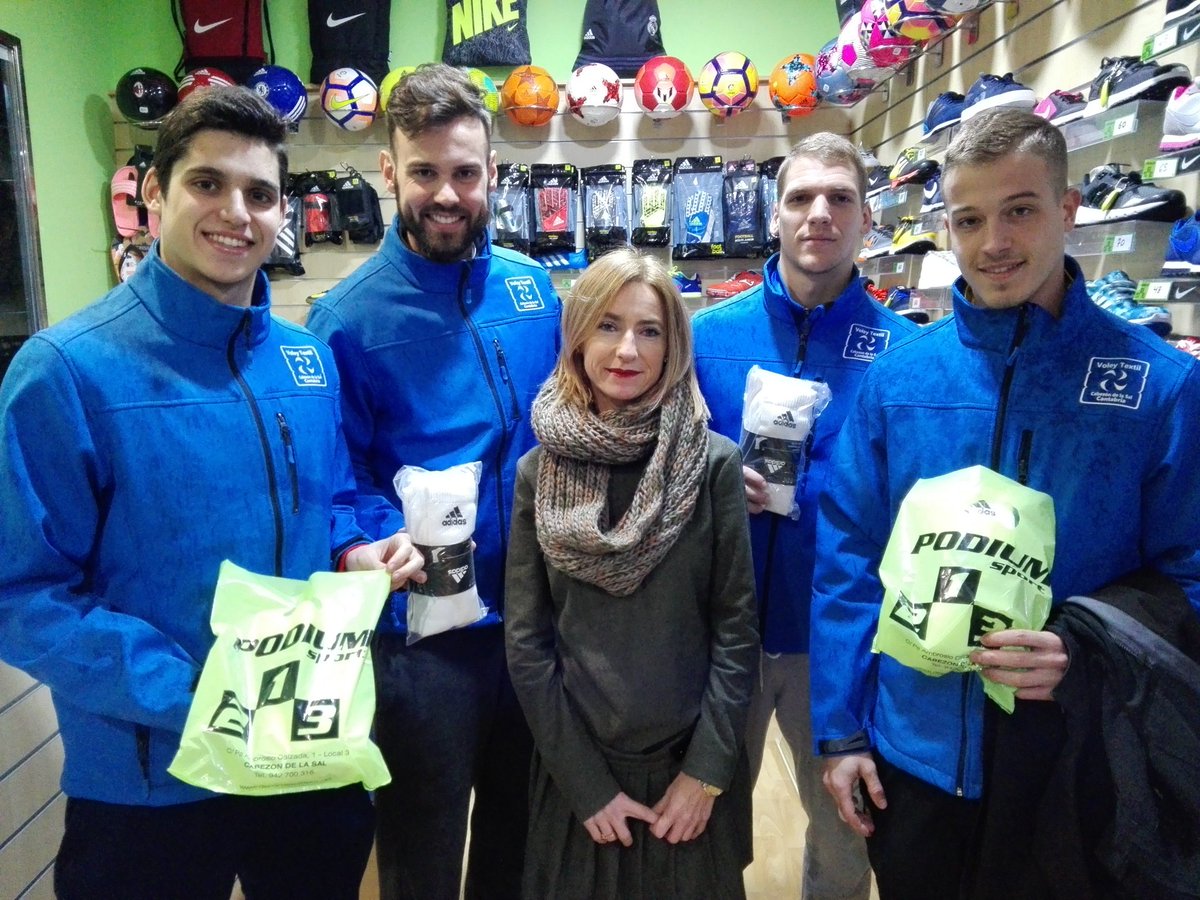 VoleyTextil's tweet photo. Mañana empezamos la segunda vuelta y estrenamos calcetines gentileza de @OureaTrail y @DEPORTESPODIUM ¡Muchas gracias! https://t.co/BHaOLGVmJi