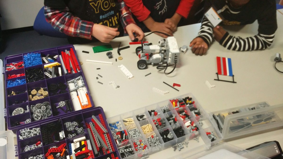 chombium's tweet image. I wish I had such toys when I was a child  :) @funduino @littleBits #Lego #Mindstorm #SAPLearnHackPlay #sitKidWDF #SITWDF