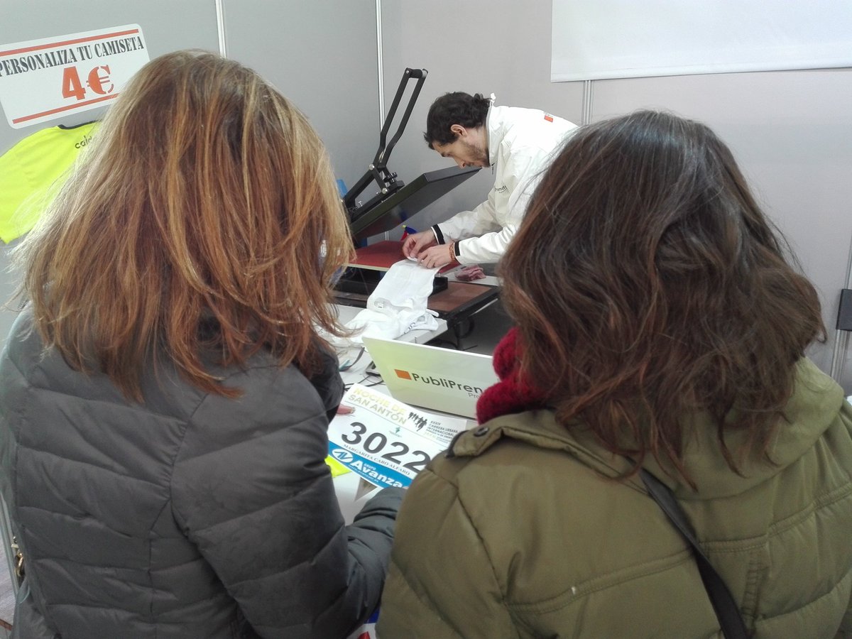 LoloViedma's tweet photo. Seguimos en la feria del corredor personalizando al instante tu camiseta @CarreraSanAnton https://t.co/vG3KhvUFlY