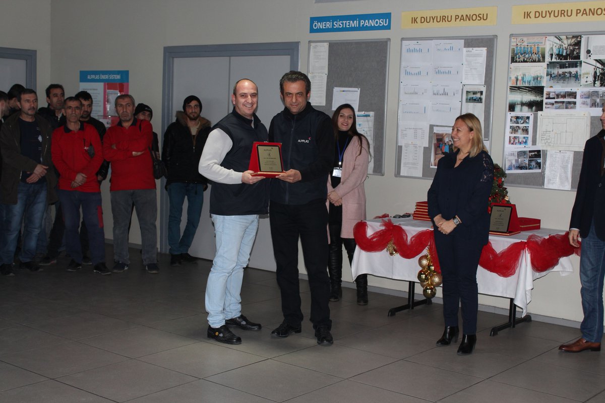 5, 10 ve 15 yılını dolduran 51 kişiye başarı plaketlerimizi verdik. Alpplas ailesinin bir parçası olduğunuz için teşekkür ederiz.