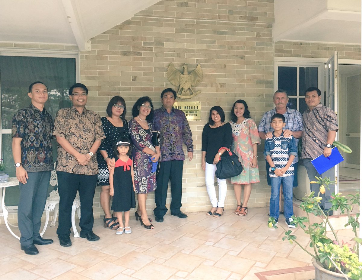 INAinDarwin's tweet photo. Pak Konsul @aosny2011 hosts Batak gathering @BangunSalomo @tarigan_mila @sihombing2002 @Jef_Nainggolan @Batak_Com https://t.co/MSkfrNHaF7