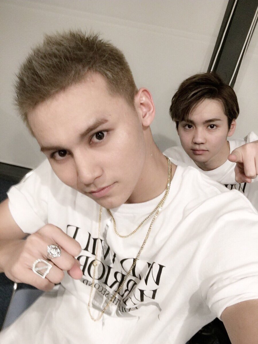 therampagefext's tweet photo. 皆さんこんばんは、龍です。
先程、「WILD WILD WARRIORS」福岡公演初日が終了しました❗️❗️
お越し頂いた皆さんありがとうございました( ͡° ͜ʖ ͡°)引き続き、明日も頑張ります^o^
#0125THERAMPAGEデビュー
#北人さん https://t.co/fG9pPhUTPv