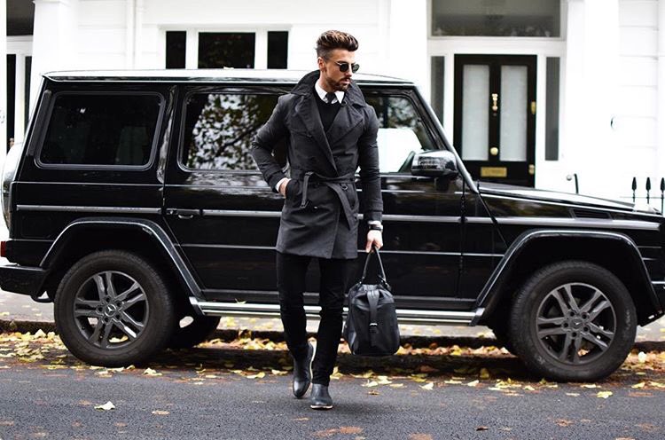 "I'll stop wearing black when they invent a darker colour!" Model <a href="/rowanrowrowan/">Rowan Row</a> with our 55 leather holdall ✔ vascularwear.com/product/black-…