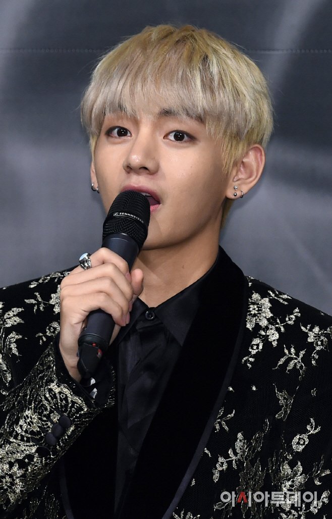 12.그와중에 상황을 알리 없는 호섞은 멘붕이 왔다. 난데없이 쓰러진 짐인과 처음보는 얼굴에게 쌍욕을 하는 모습. 뭐야 이거 시발,, 

-야 저 사람 누구야
-나? 나 박짐인 생ㄹ