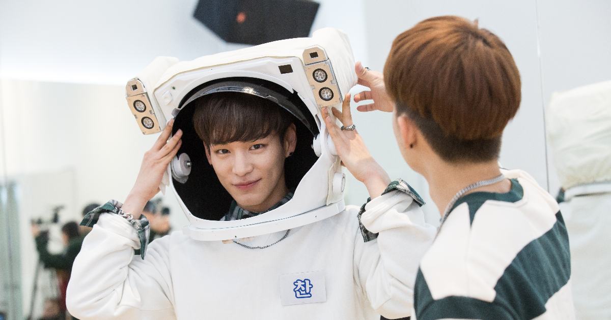 VICTON1109's tweet photo. [#빅톤] #피키캐스트 #가사분담쇼

연하 남친의 폭풍 질투! 
우주인X인중샷의 가사분담SHOW!

https://t.co/USzZEEkq1H

#VICTON https://t.co/GeogcBduPy