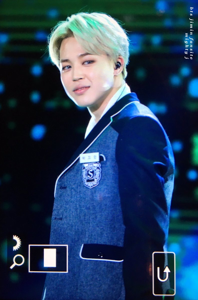 13.
-아는 친구야 그냥!!
-무슨.. 내가 니 생ㄹ..

닥쳐. 그 이상 말하면 죽을 거 같은 짐인의 눈빛에 헙- 하고 입을 닫은 태횽. 조용히 짐인에게서 조금씩 떨어진다. 그제야 좀 살 거 같은지 일어나서 멋쩍게 웃는 짐인.