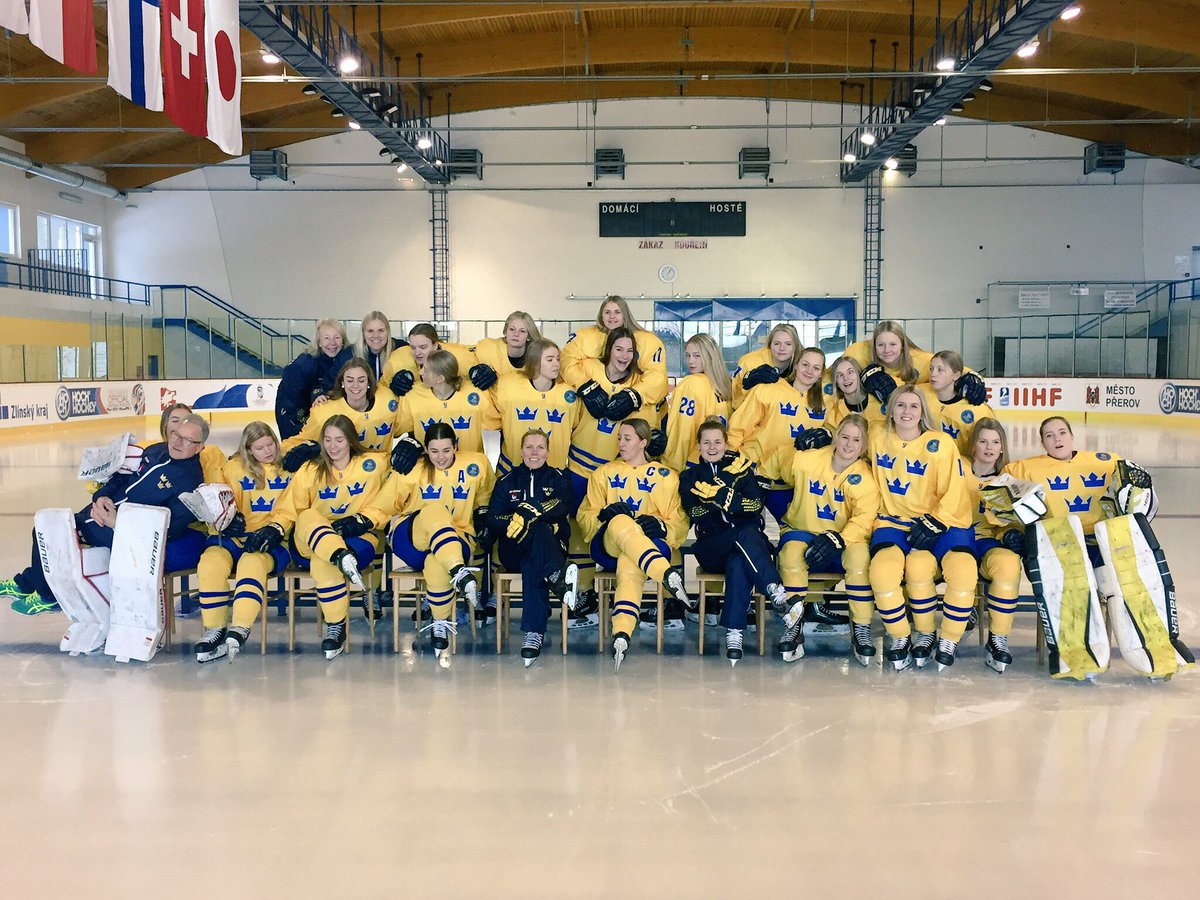 maddeostling's tweet photo. Dags för den sista striden med denna härliga familj. Nu ska bronset hem till Sverige! Lets go Sweden! 👊🏻💛💙 @Trekronorse #U18damlandslaget https://t.co/jXtmg0VVJv