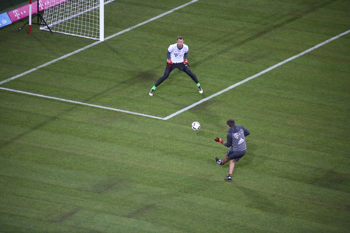 FCBayern's tweet photo. Warm-up für den #TelekomCup. 👐 In 20 Minuten geht's los! #packmas #MiaSanMia @Manuel_Neuer https://t.co/tQunzUYmOn