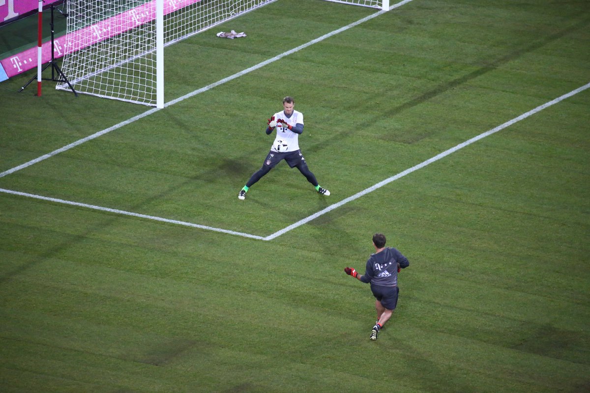 FCBayern's tweet photo. Warm-up für den #TelekomCup. 👐 In 20 Minuten geht's los! #packmas #MiaSanMia @Manuel_Neuer https://t.co/tQunzUYmOn