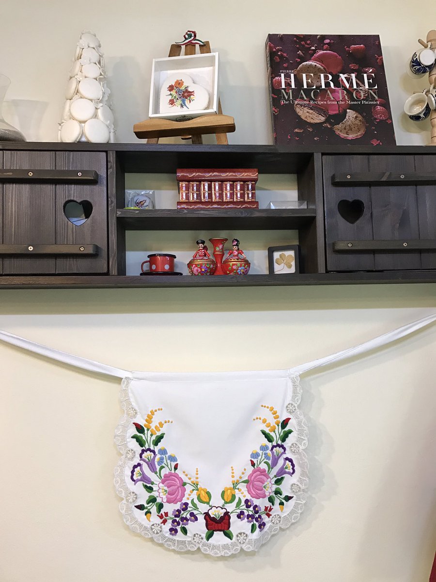 🚌안타고 걸으면 대로변 보다 골목길을 선호하는 이유는 오늘 처럼 숨은 보석을 찾을 수 있으니까요😉광진구의 한 골목에서 헝가리인 여성분의 마카롱 가게를 찾았어요! '헤르만쿠키'에서 셰프 잉그릿이 너무 맛있는 마카롱을 직접 만들고 팝니다😃자양로26길16