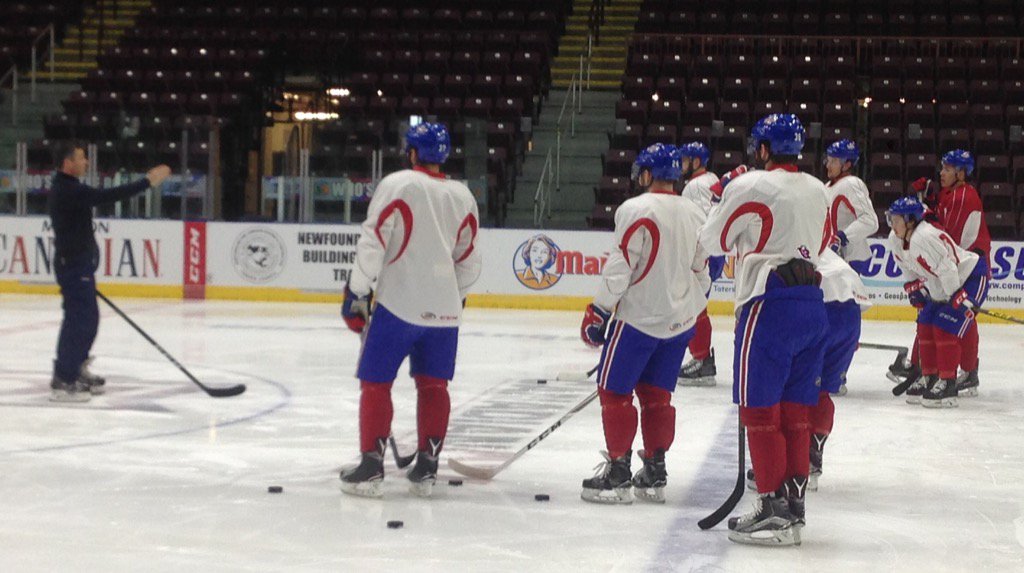 IceCapsAHL's tweet photo. Skill Development coach Sébastien Bordeleau gives instructions at practice. #GoIceCaps https://t.co/UEfveLIUc7