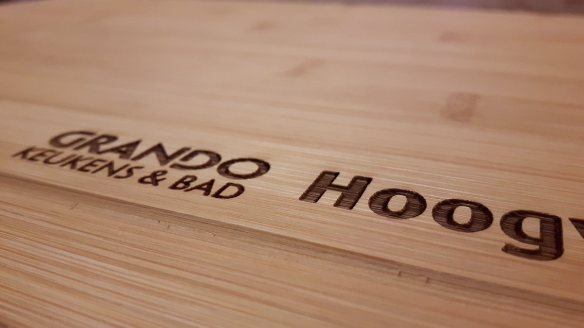 Snijplank en koksmes met logo gerealiseerd voor Grando keukens &amp; bad #Relatiegeschenk #grando #hoogvliet #son #promotie #cadeau #labelkoning