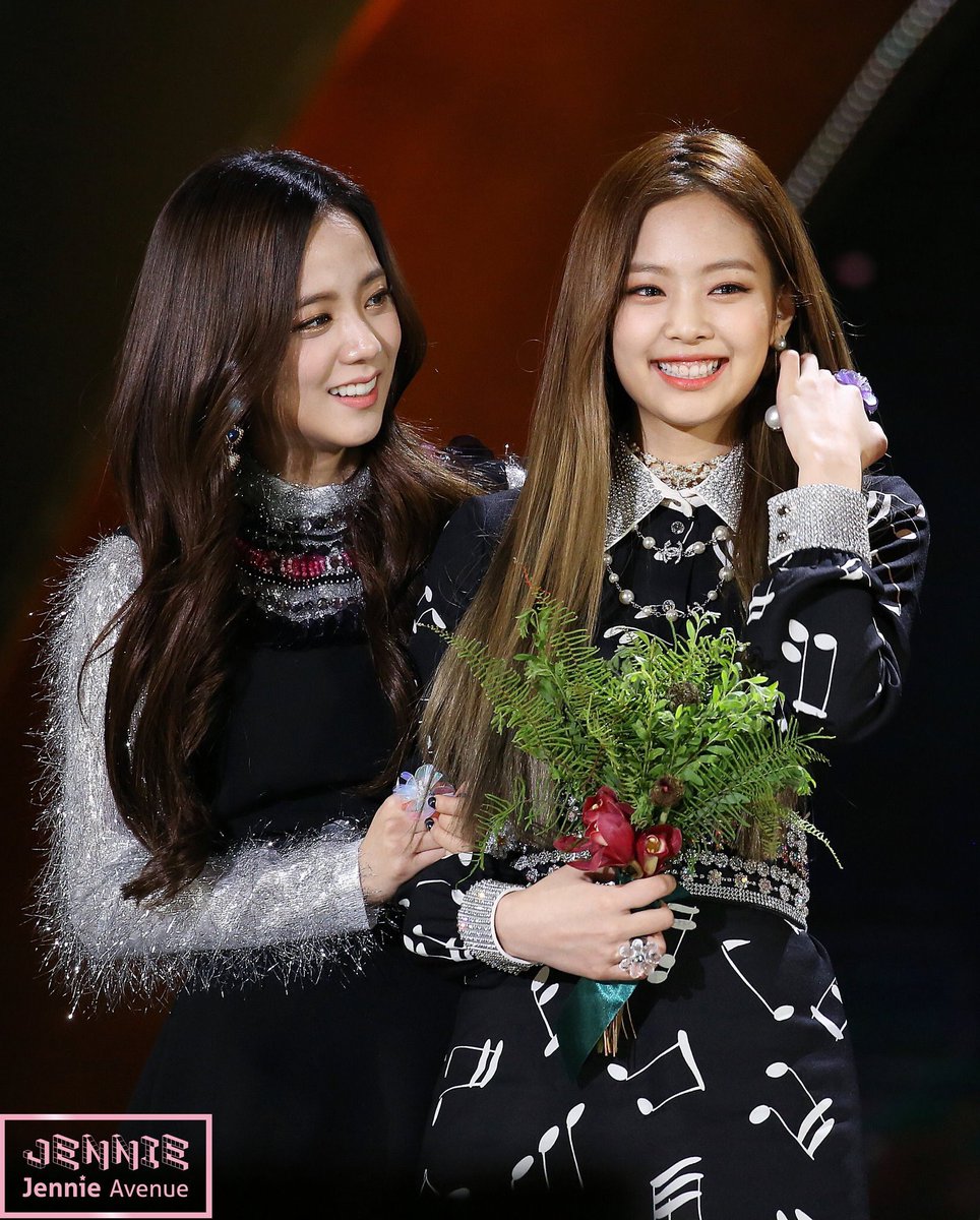 ким дженни и ким джису. Jennie i m jennie. дженни ким. джису претти сэвэдж. дженни и джису.