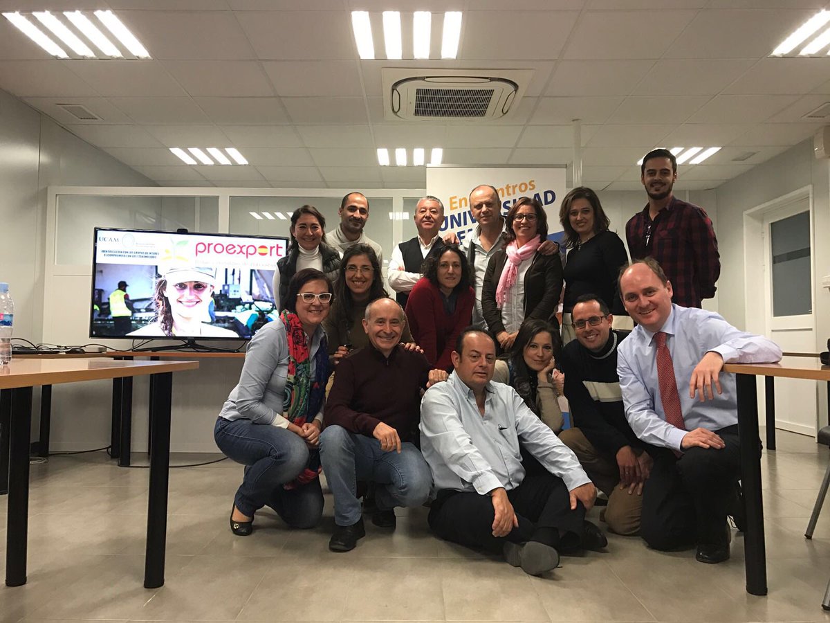 martaisabelg's tweet photo. #Compliance #Stakeholders Magnífica sesión #UCAMMasterRSC con 2 grandes profesionales: @grivasmar y #JoséRamónCarrasco.Y con mejores alumnos https://t.co/Bfr1oa7D2V