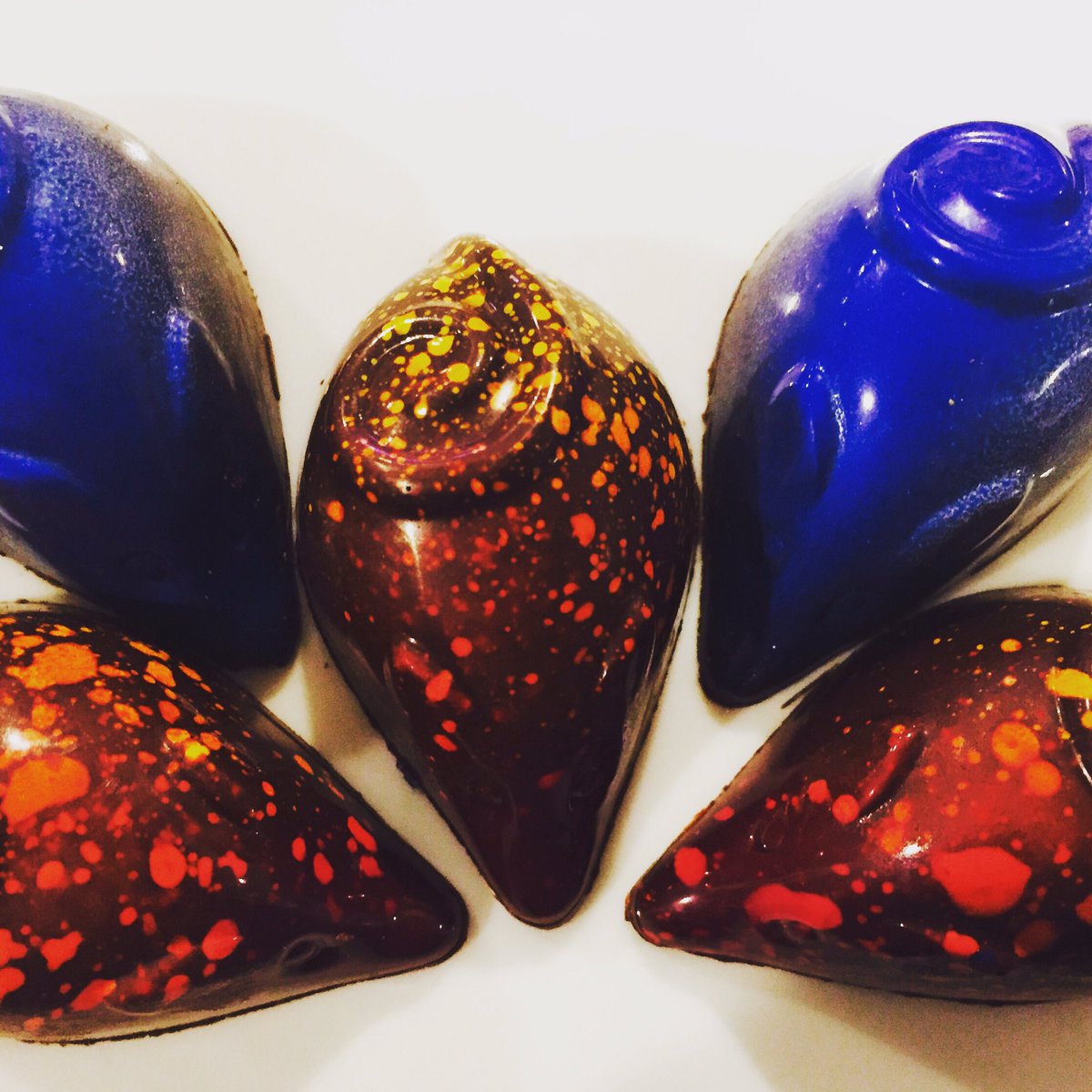 Lune_Chocolat_'s tweet image. Our Icy Mice welcome their distant cousins, " Spicy Mice"! Cinnamon and hot pepper ganache will warm you up today!