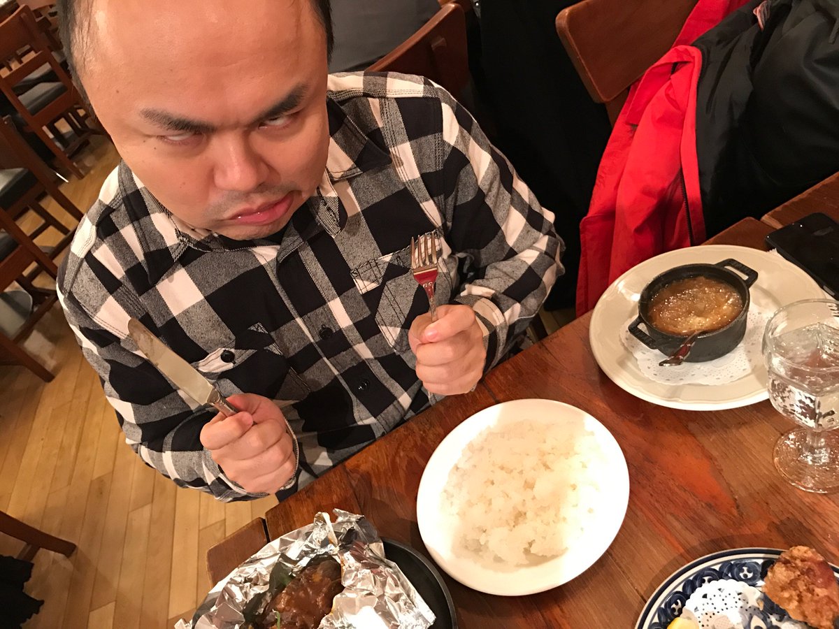 ライブ終わりの売人の売人野郎どご飯なぅ。 クロちゃんとご飯食べれて、楽しそうにしてるしん! 売人の売人 ワンワンニャンニャン菊地 pic.twitter.com/DVDjLF3tEn