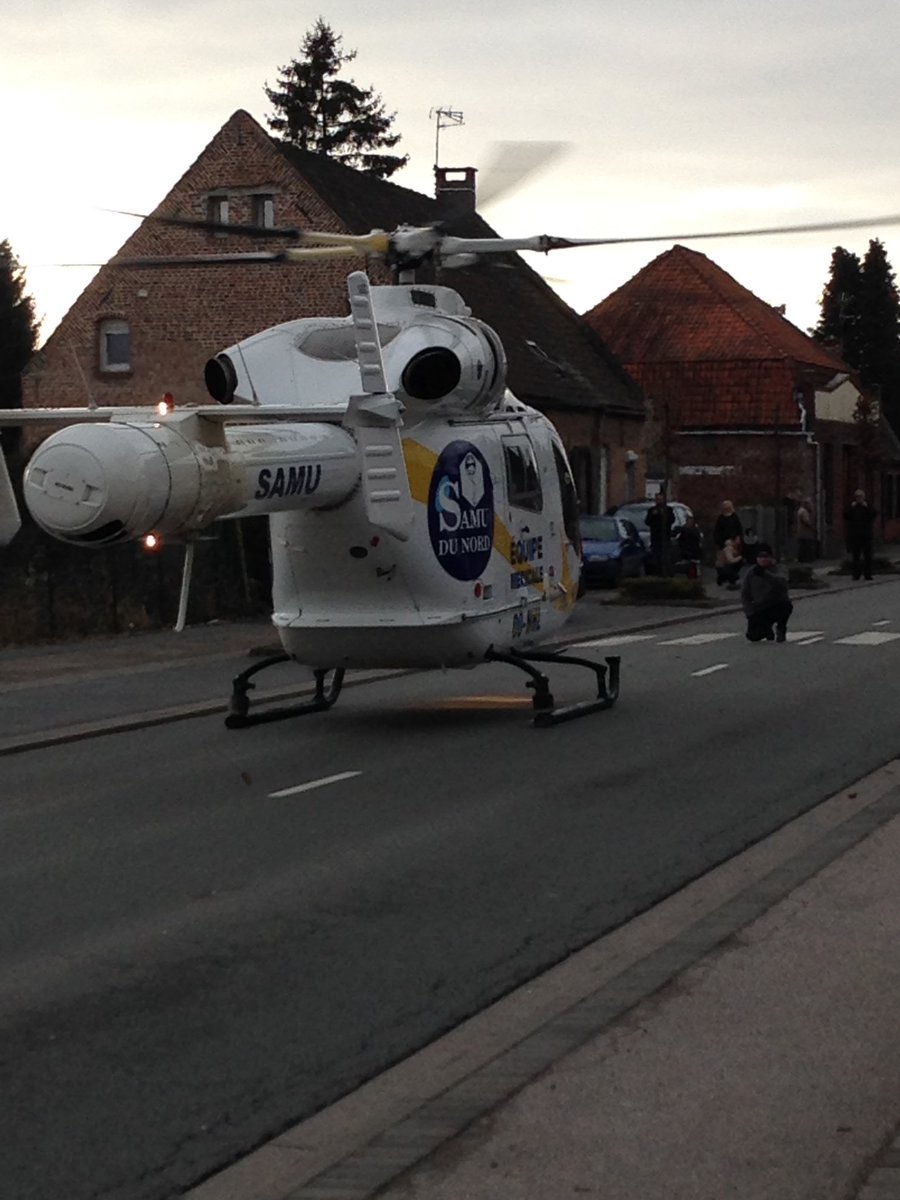 NatDereg's tweet photo. Intervention de l'hélicoptère du SAMU à #Flines-lez-Raches, pour une personne qui s'est gravement blessée avec une tronçonneuse. https://t.co/MhcfYThV3k