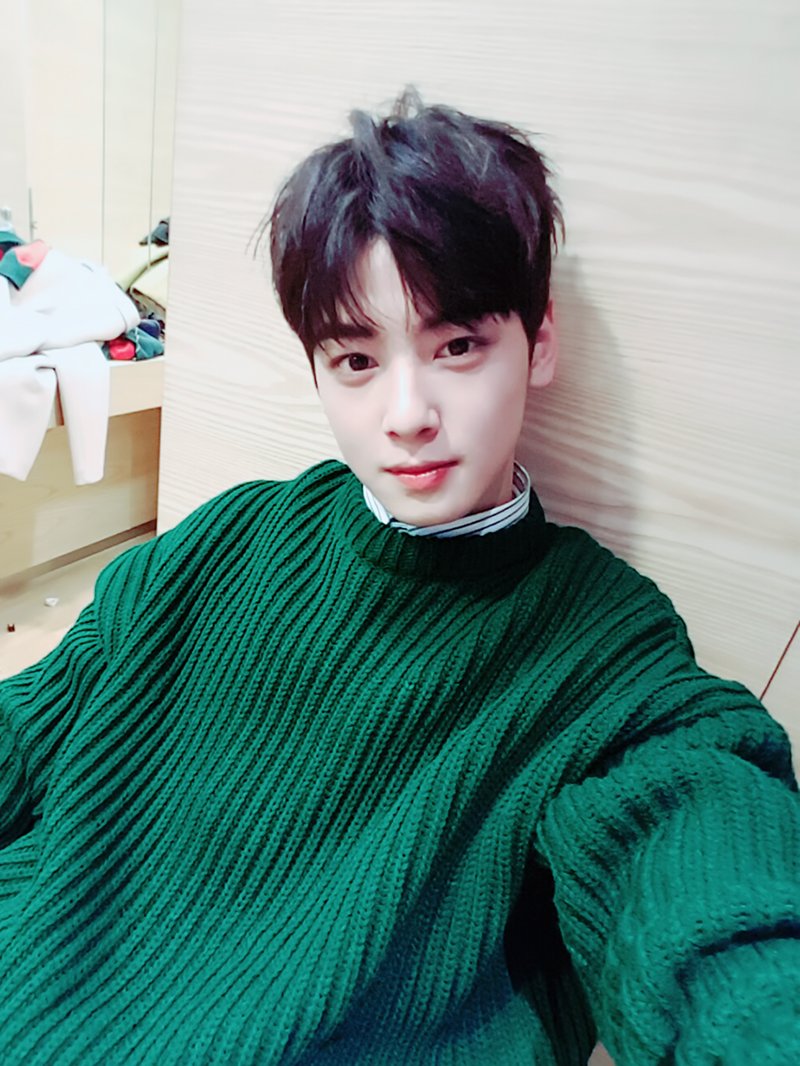 offclASTRO's tweet photo. 오늘 엄청 추웠죠?? 응원 와준 아로하 너무 고마워용♡♡♡
내일도 엄청엄청 춥다니까 따띠하게 입고 다녀요♡♡♡ 로하 아프면 맴찢>< 
#아스트로 #차캐 https://t.co/Z4PU8zXMCG