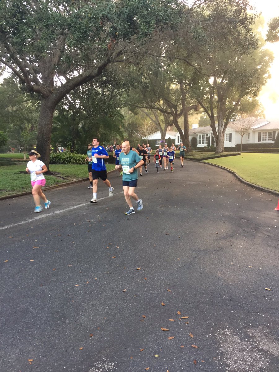 RollinsSwim's tweet photo. Volunteering at the #ParkAve5k this morning! Great event in beautiful @WinterParkFla! @iluvwinterpark @RollinsSports #timeforpractice https://t.co/XUHRsG7lTv