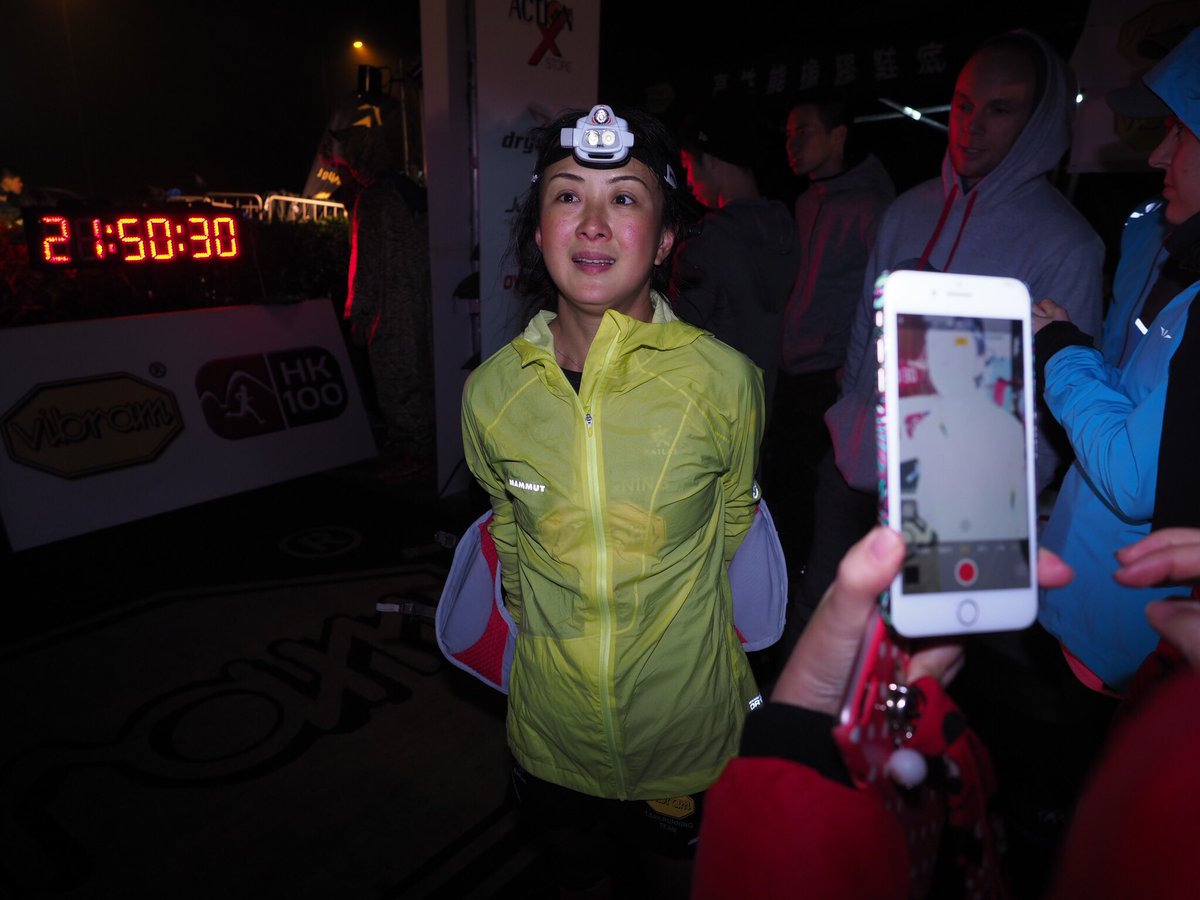 Yanxing Ma is 8th place woman, in 13:49. #HK100