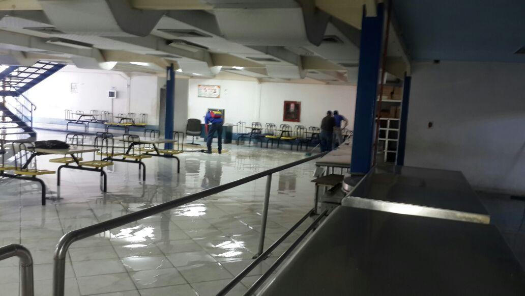 IngeSotillo's tweet photo. @Alcaldia_PLC @IngeSotillo realiza limpieza del comedor popular https://t.co/aXH6Fe91Ac
