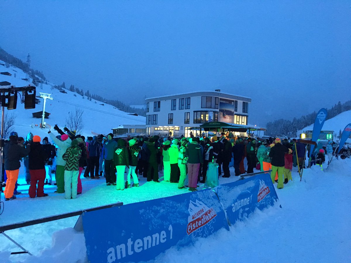 braun_mister's tweet photo. #Pistenfieber #Apresski #antenne1 #zillertalarena #gerlos https://t.co/7ZFD1ZiwHd