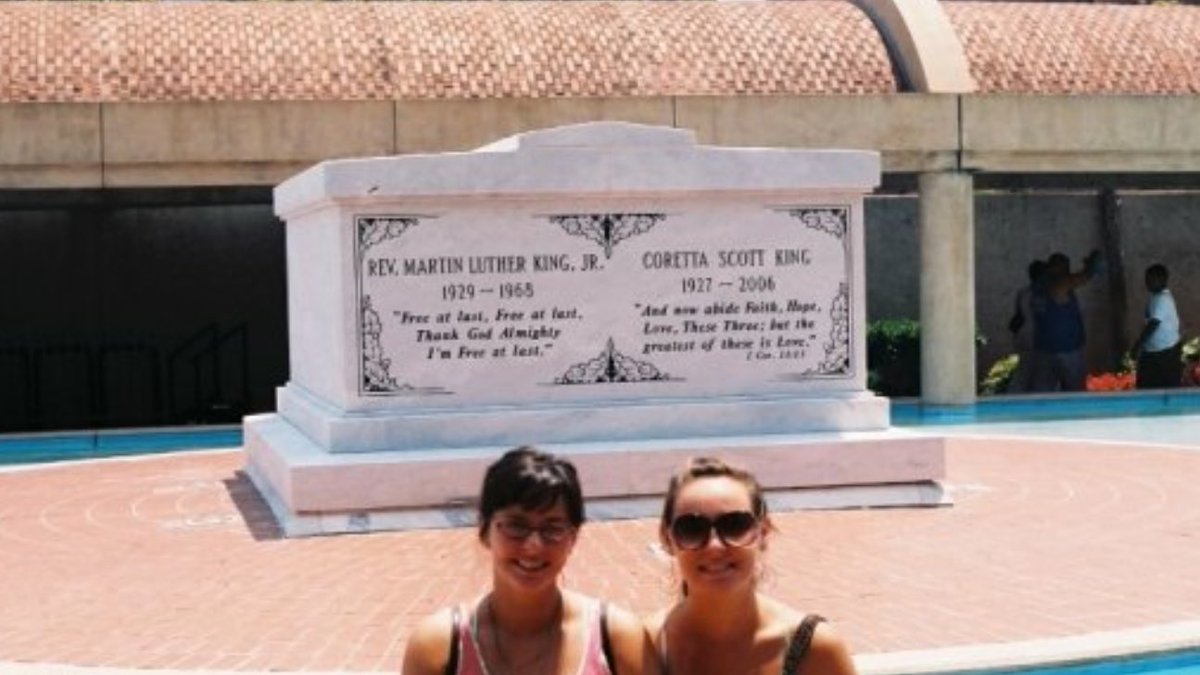DustinGiebel's tweet photo. Lewis's district is tweeting out #fifthdistrict to show its beauty. We use to live in Atlanta so here's my wife &amp; friend at MLK's gravesite https://t.co/IVlnJSTitJ