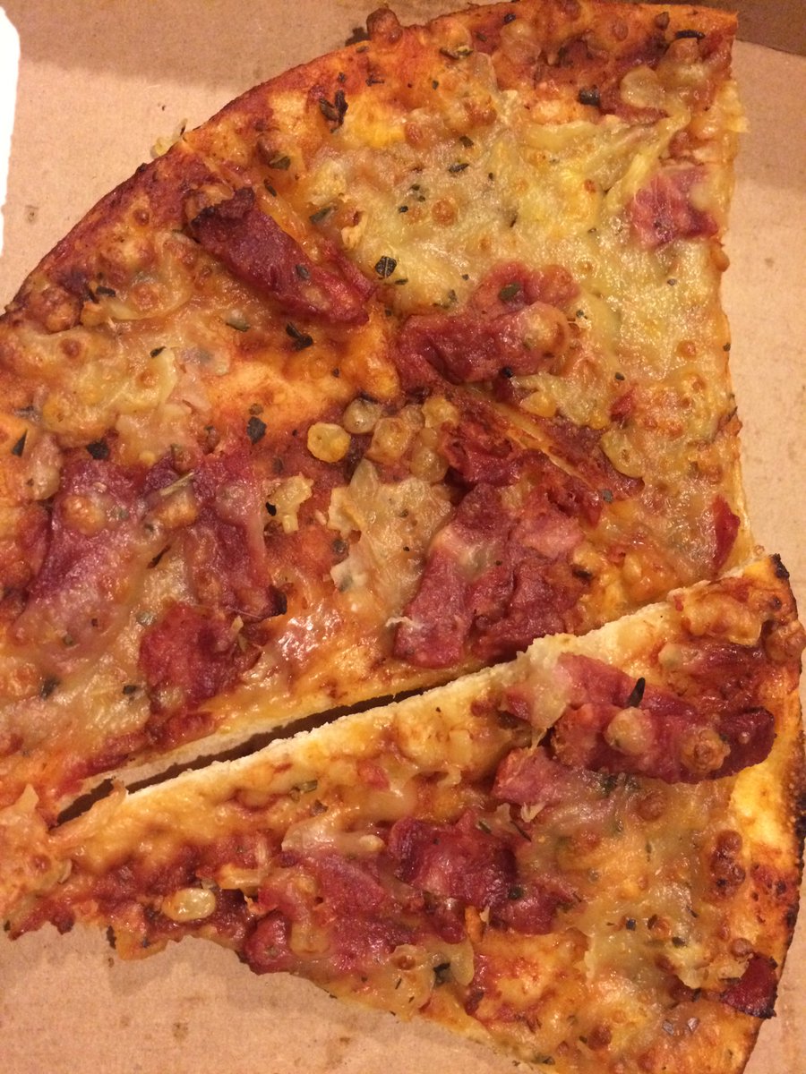 ilovePExx's tweet photo. @DebonairsPizza Sun City - MOST shocking pizza I've ever seen! My daughter was starving and had no choice but to eat it! @SunCityResortSA https://t.co/KjTlVbZwFw