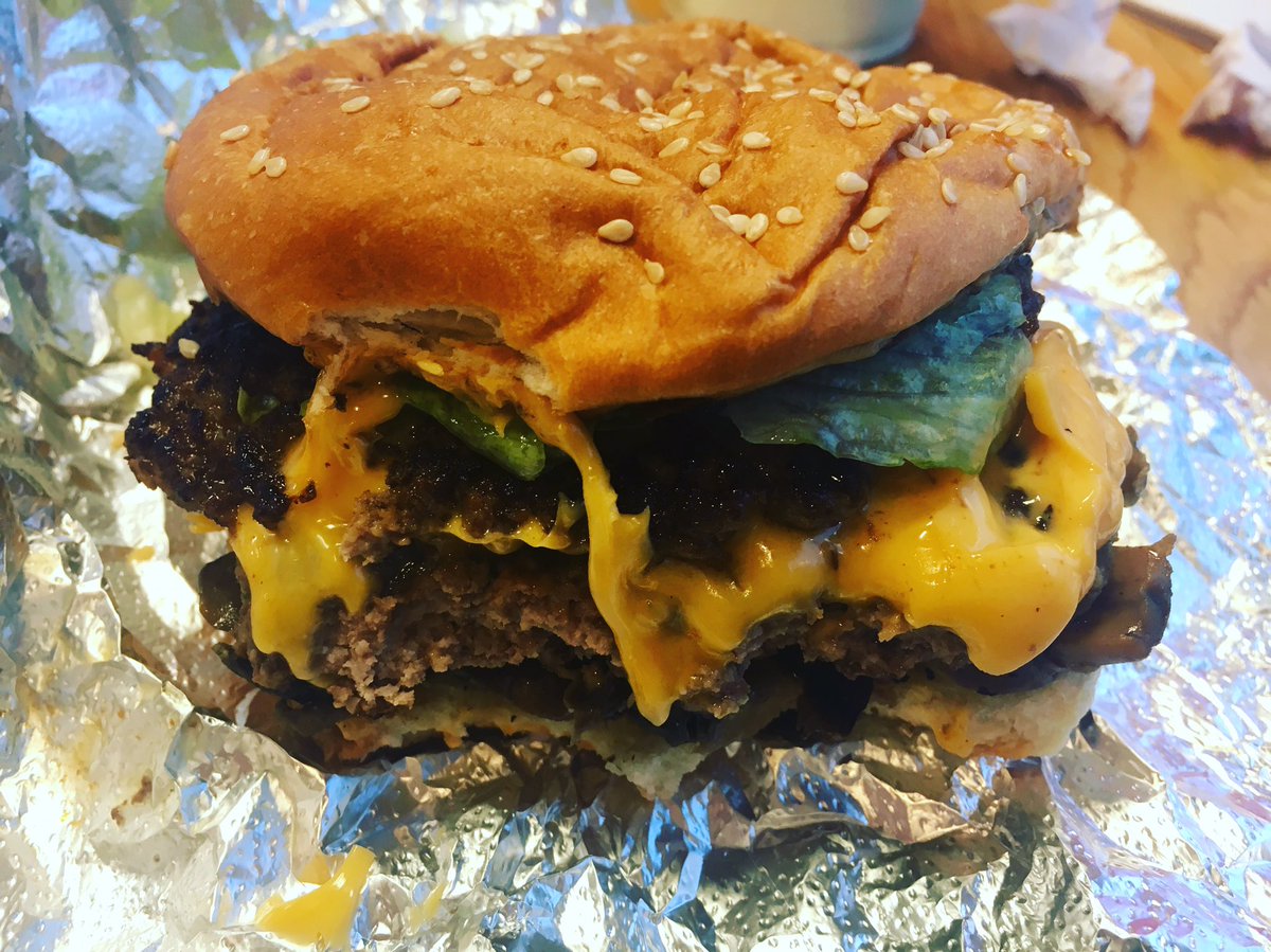 ThorneVictoria's tweet photo. @FiveGuysUK why do you do this to me?!? Always goes down a treat💪🏼🍔👏🏼 #tooaddictive #burger #champion #fiveguys https://t.co/qcw5MbwAW3