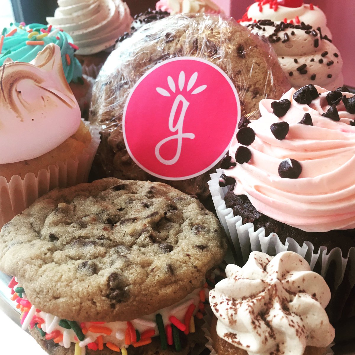 GobbleCakes's tweet photo. Welcome Back Hokies! As you're moving in this weekend, stop by for a sweet treat! #cupcakes https://t.co/7QQjX5ocKm