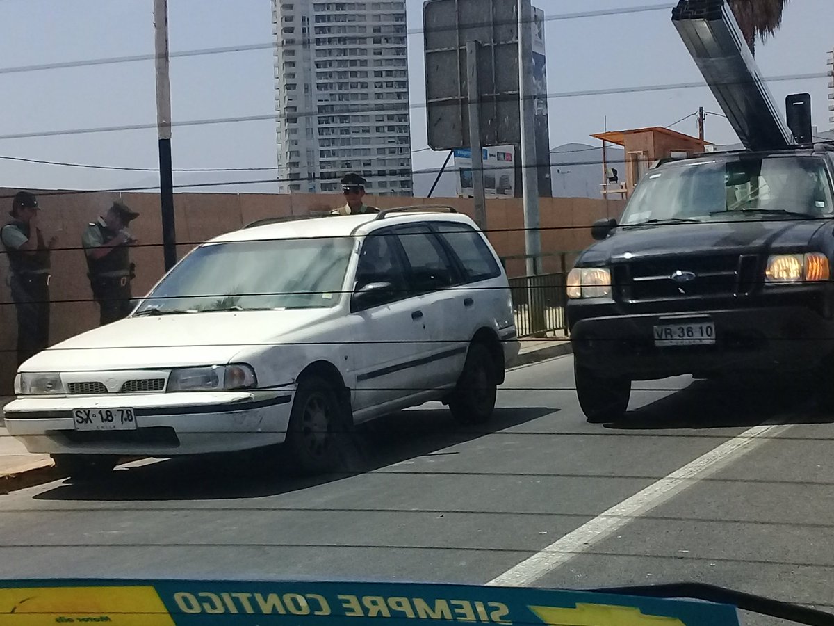 enzo_evallevh's tweet photo. @radio1071fm Carabineros sacando partes en los autos estacionados https://t.co/soGf4Fw0UD