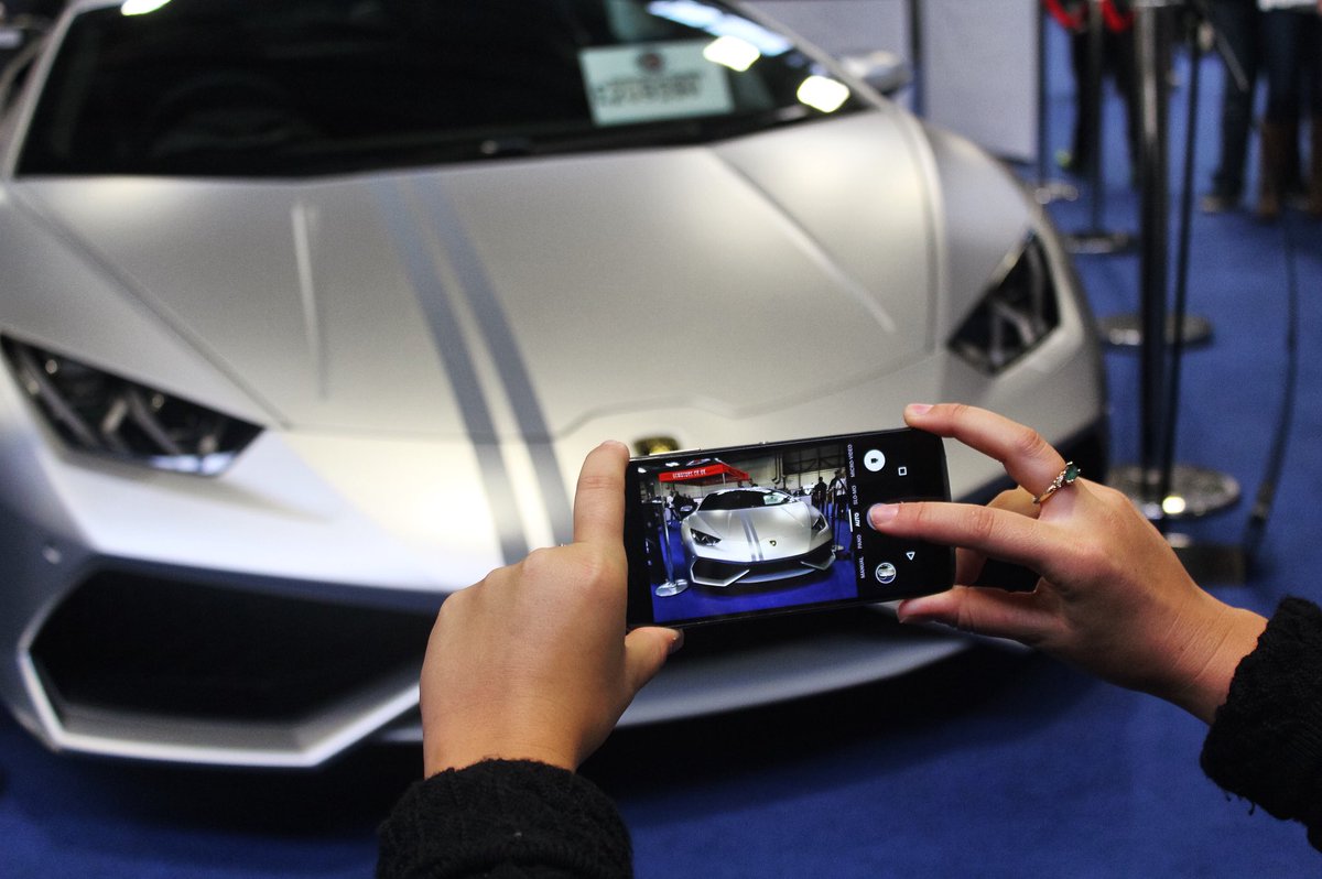 alcatelmobileuk's tweet photo. 📸 on an #Idol4 - almost as good as the real thing and a whole lot cheaper! @Autosport_Show #Lamborghini #VirtualReality #BoomMeUp https://t.co/nMzHYJRVns